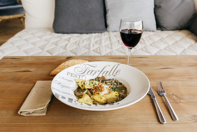 Ravioli serviert mit Rotwein — Stockfoto