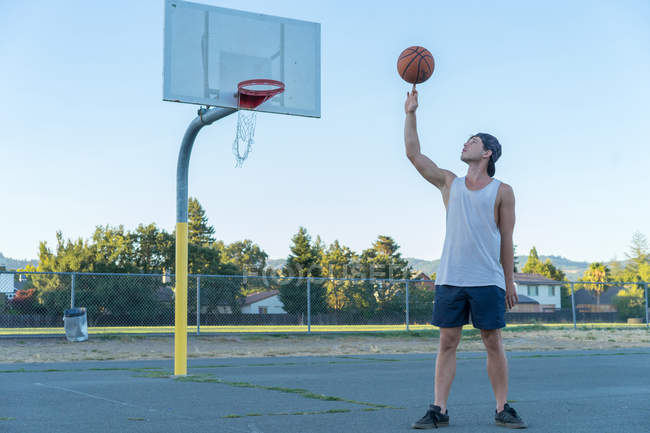 Людина спінінг баскетбол — стокове фото