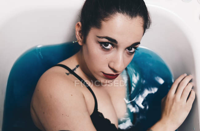 Chica en baño mirando a la cámara - foto de stock