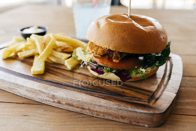 Burger et frites sur table en bois . — Photo de stock