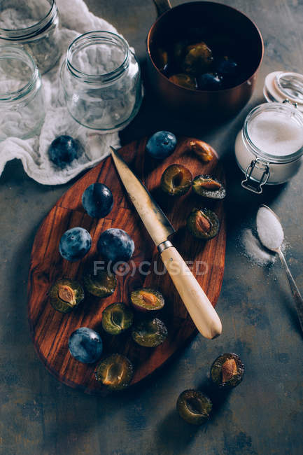 Chopped plums on wooden board — Stock Photo
