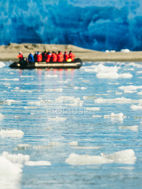 Лодка с туристами в ледяном озере — стоковое фото