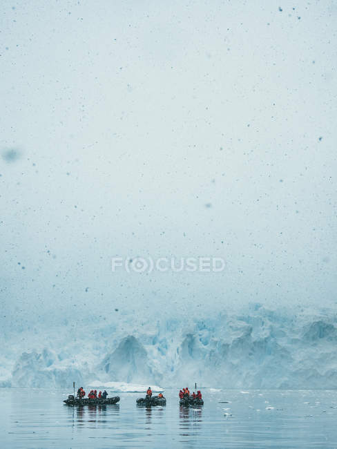 Люди пливуть на льодовому озері — стокове фото