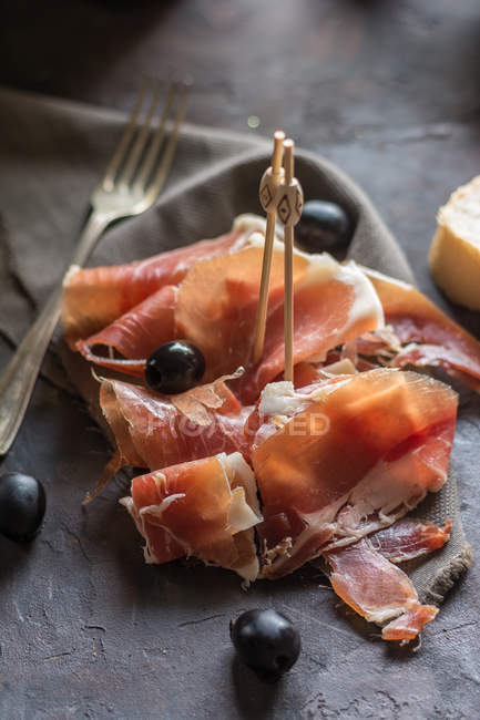 Ветчина с хлебом и оливками — стоковое фото