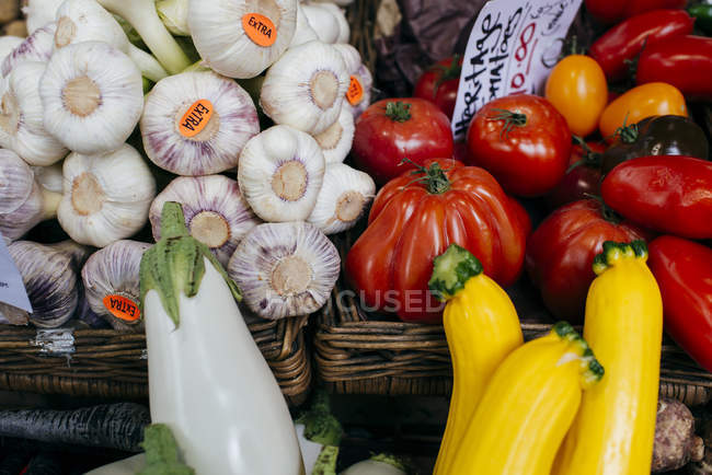 Close up view of pile of fresh fruit and vegetables on market — Stock Photo