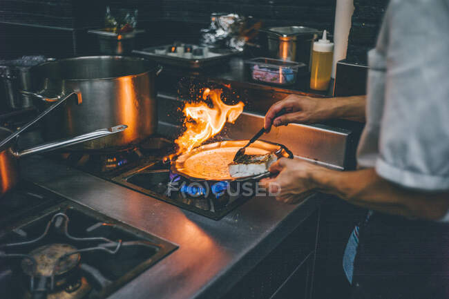 Шеф-повар работает на кухне — стоковое фото