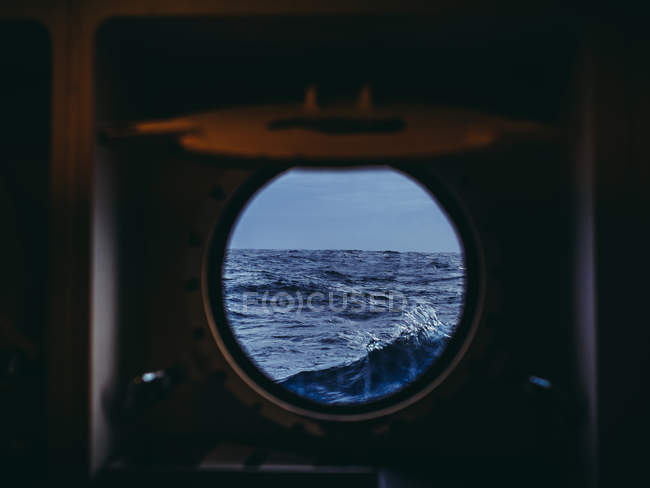 Vagues de mer à travers l'illuminateur — Photo de stock