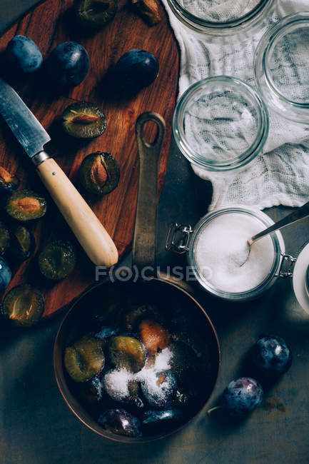 Prunes hachées dans une casserole — Photo de stock