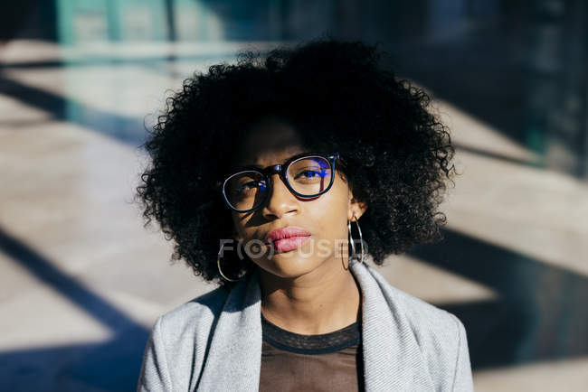 Жінка в окулярах дивиться на камеру — стокове фото