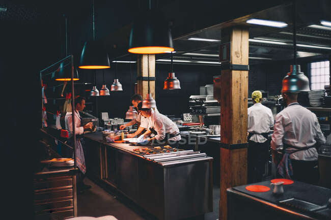 Veduta generale della cucina con cuochi di lavoro. — Foto stock