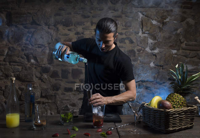Homme versant ingridient pour cocktail — Photo de stock