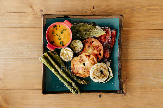 Гриль овощи на тарелке — стоковое фото