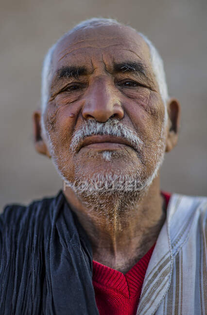 Retrato de cerca del hombre mayor árabe mirando a la cámara. - foto de stock