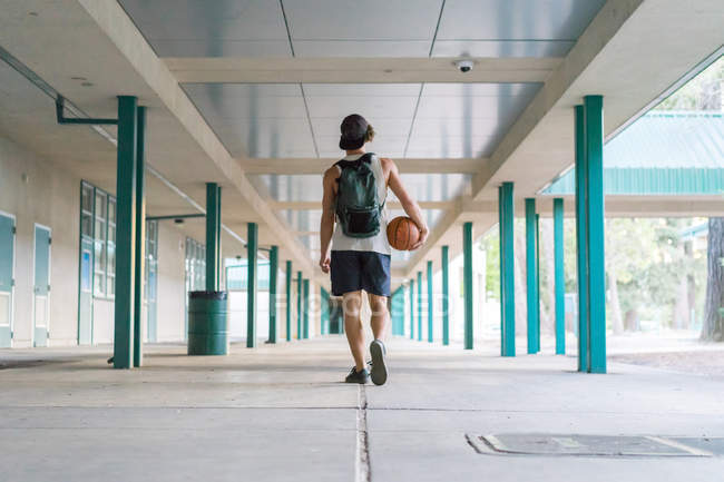 Mann mit Ball zu Fuß — Stockfoto