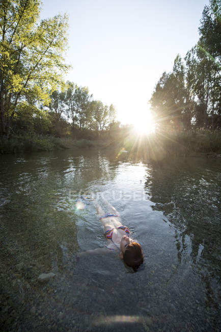 Fille couchée dans le lac — Photo de stock