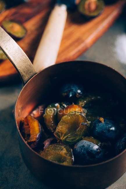 Prunes hachées dans une casserole — Photo de stock