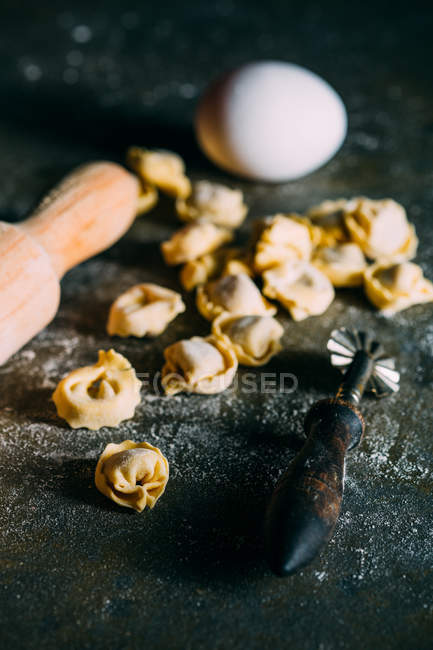 Tortellini tradicionales hechos a mano - foto de stock