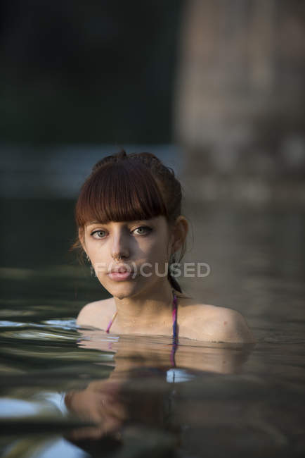 Chica nadando en el lago - foto de stock