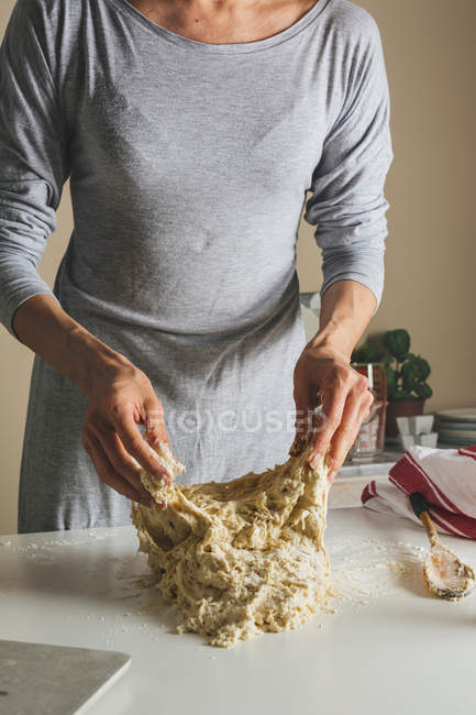 Mani femminili frenando pasta salita — Foto stock