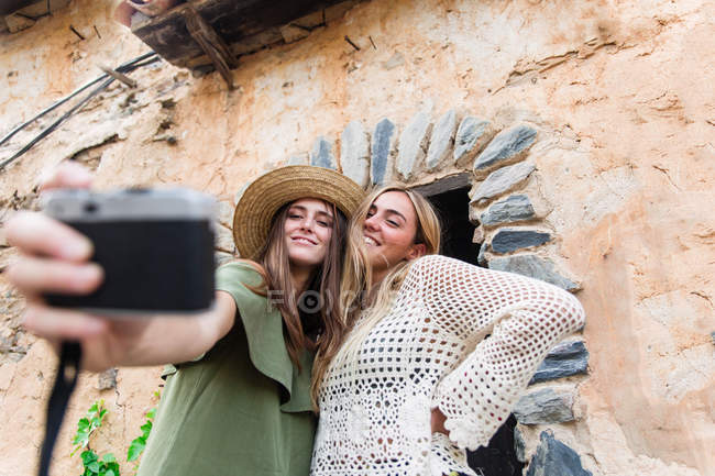 Meninas tomando selfie na câmera analógica — Fotografia de Stock