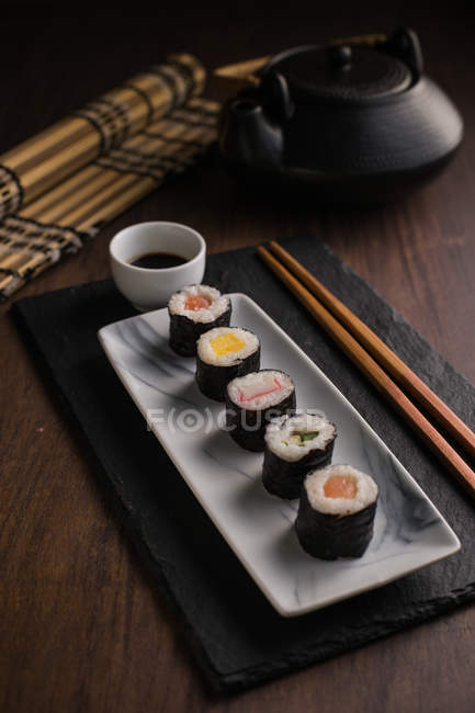 Set de Sushi con chopstics y salsa de soja - foto de stock
