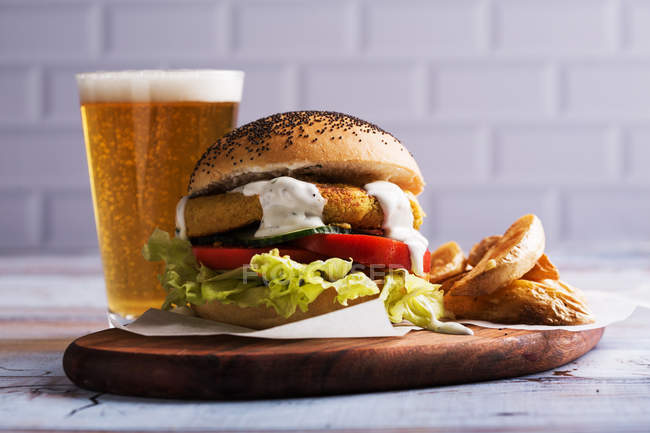 Вегетарианский бургер со стаканом пива — стоковое фото