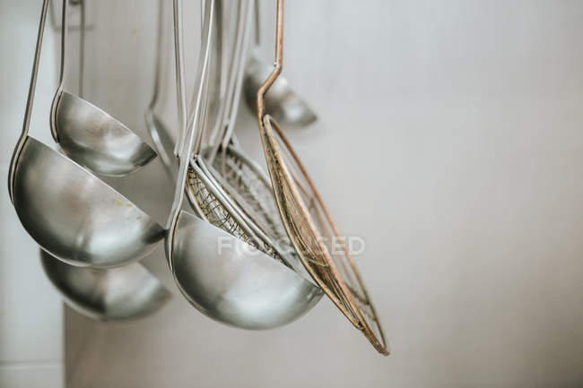 Louches en aluminium accrochées à la cuisine . — Photo de stock