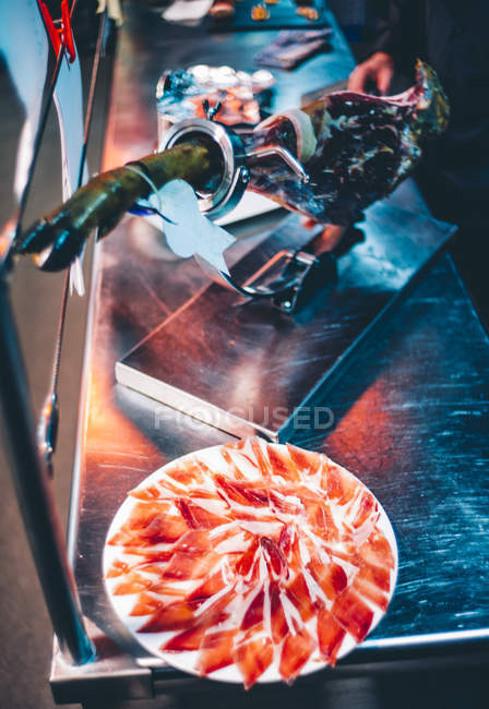 Plato de jamón preparado en el mostrador en kirchen . - foto de stock