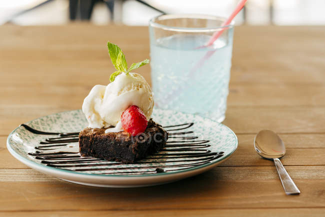 Brownie cake with ice cream — Stock Photo