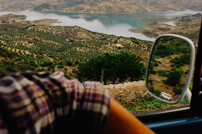 Auto lato specchio riflettente furgone veicolo in campagna sul prato fluviale sullo sfondo — Foto stock