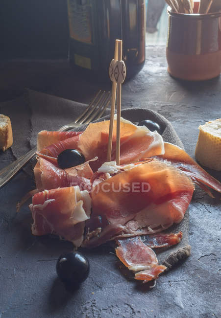 Готове шинка з хлібом та оливками — стокове фото