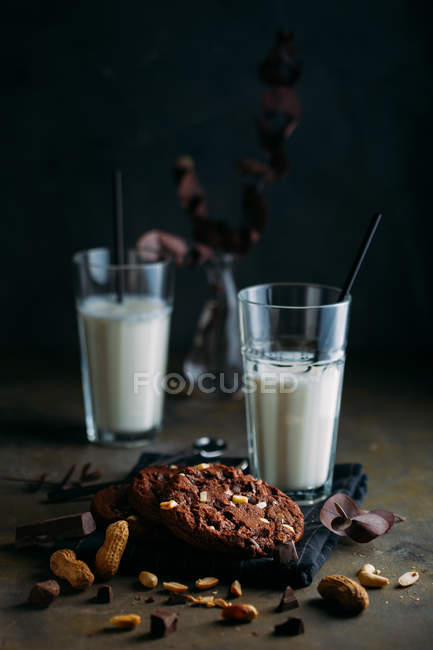 Biscotti al cioccolato e bicchieri di latte — Foto stock