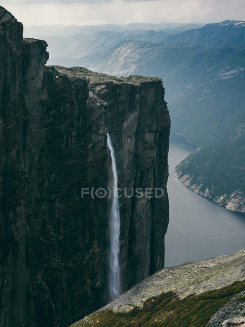 Enorme roca con cascada - foto de stock