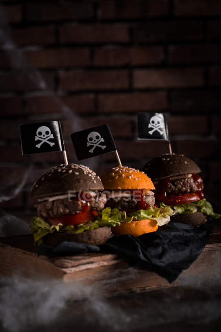 Hambúrgueres de Halloween com bandeiras alegres — Fotografia de Stock