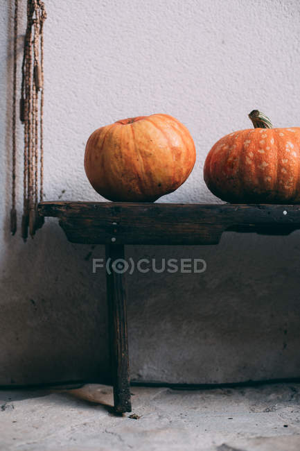 Le zucche su legno rustico si sistemano — Foto stock