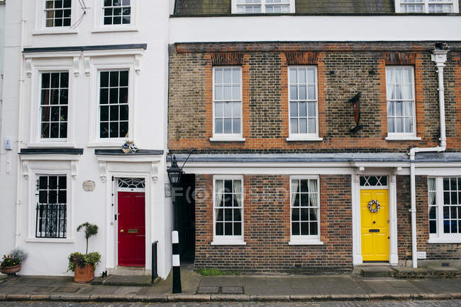 Зовнішній вигляд фасадів будинків з яскравими різнокольоровими дверима — стокове фото