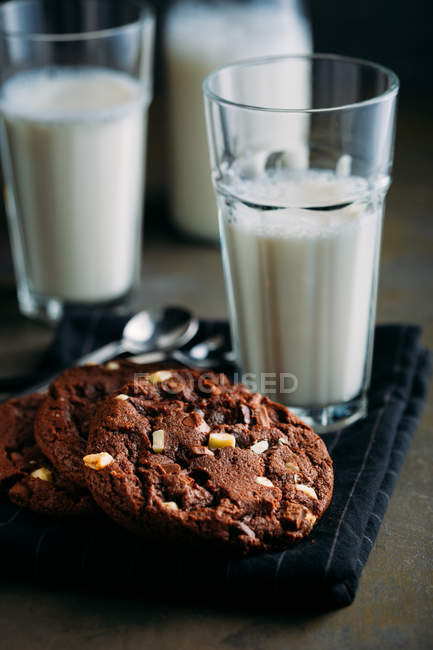 Biscotti al cioccolato e bicchieri di latte — Foto stock