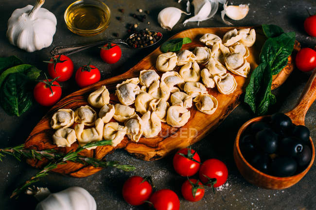 Tortellini artesanal com legumes frescos — Fotografia de Stock