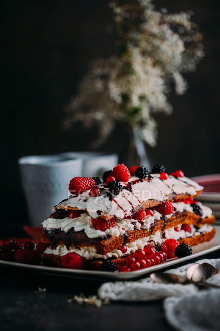 Tart with fresh berries — Stock Photo