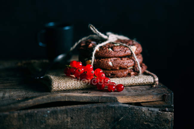 Cookies brownie attachés à la ficelle — Photo de stock