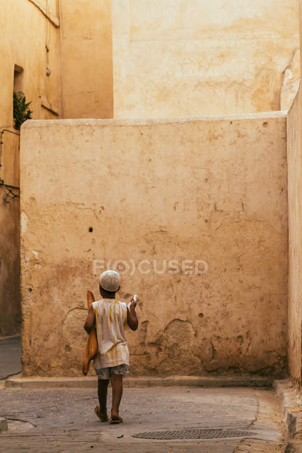 Хлопчик ходить вулицею — стокове фото