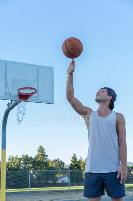Homem girando basquete — Fotografia de Stock