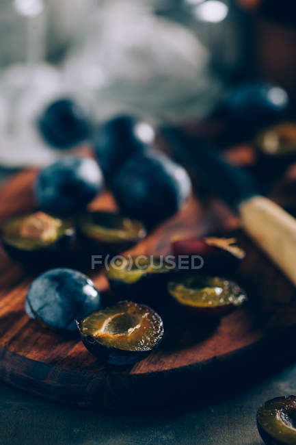 Prunes hachées prêtes à faire de la confiture — Photo de stock