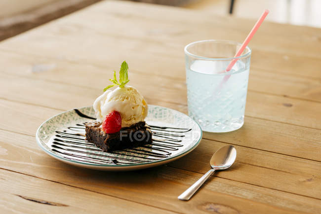 Pastel Brownie con helado - foto de stock