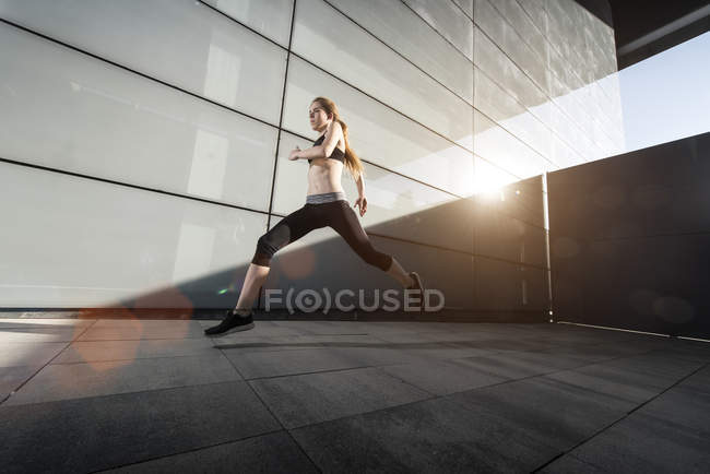 Женщина, бегущая по городской сцене — стоковое фото