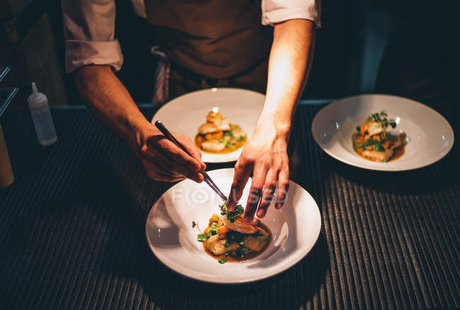 Руки повара, украшающие специальные блюда . — стоковое фото