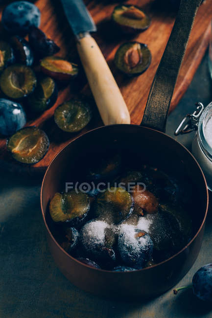 Chopped plums in saucepot — Stock Photo