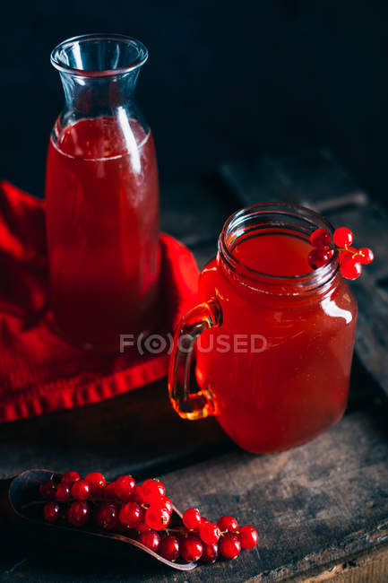 Bebida de groselha vermelha em pote de pedreiro — Fotografia de Stock