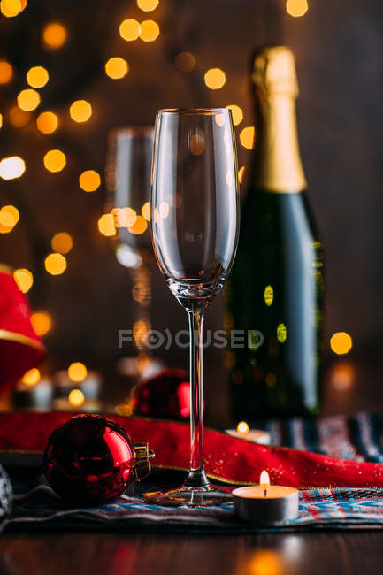 Bicchieri di champagne con candela — Foto stock