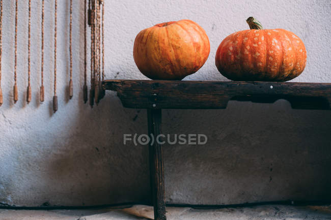 Pumpkins on rustic wooden settle — Stock Photo